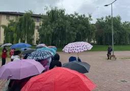 Gli alunni in piazza Papa Giovanni Paolo II durante la dimostrazione cinofila